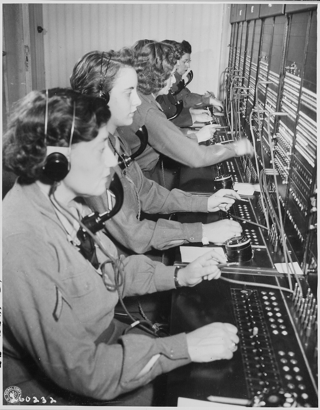 Telefonistki przy dużej centrali telefonicznej, 1945 rok